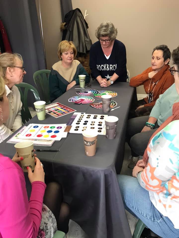 Atelier conseil en image couleurs dans un magasin de vêtement à Wavre